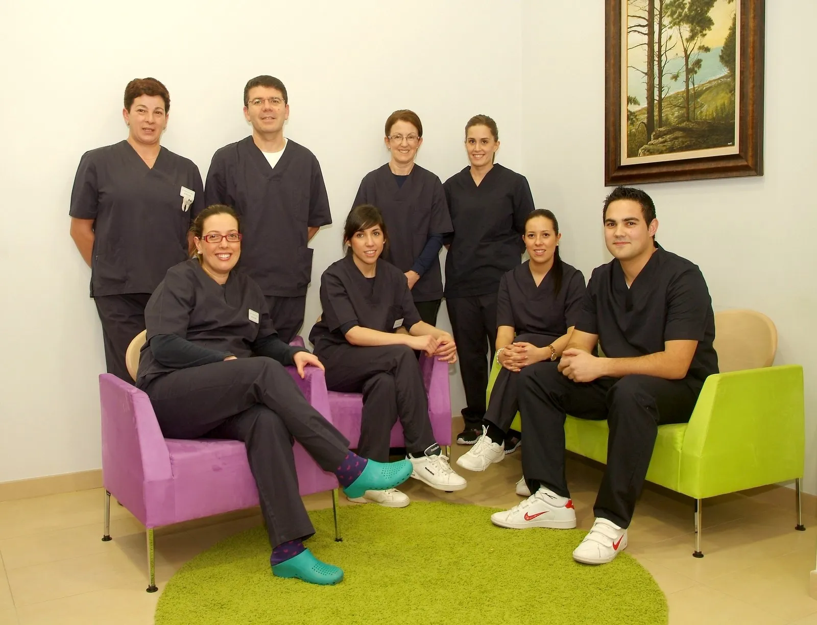 Equipo de la Clínica Dental Ignacio Rodríguez Núñez posando en la sala de espera de Tomiño