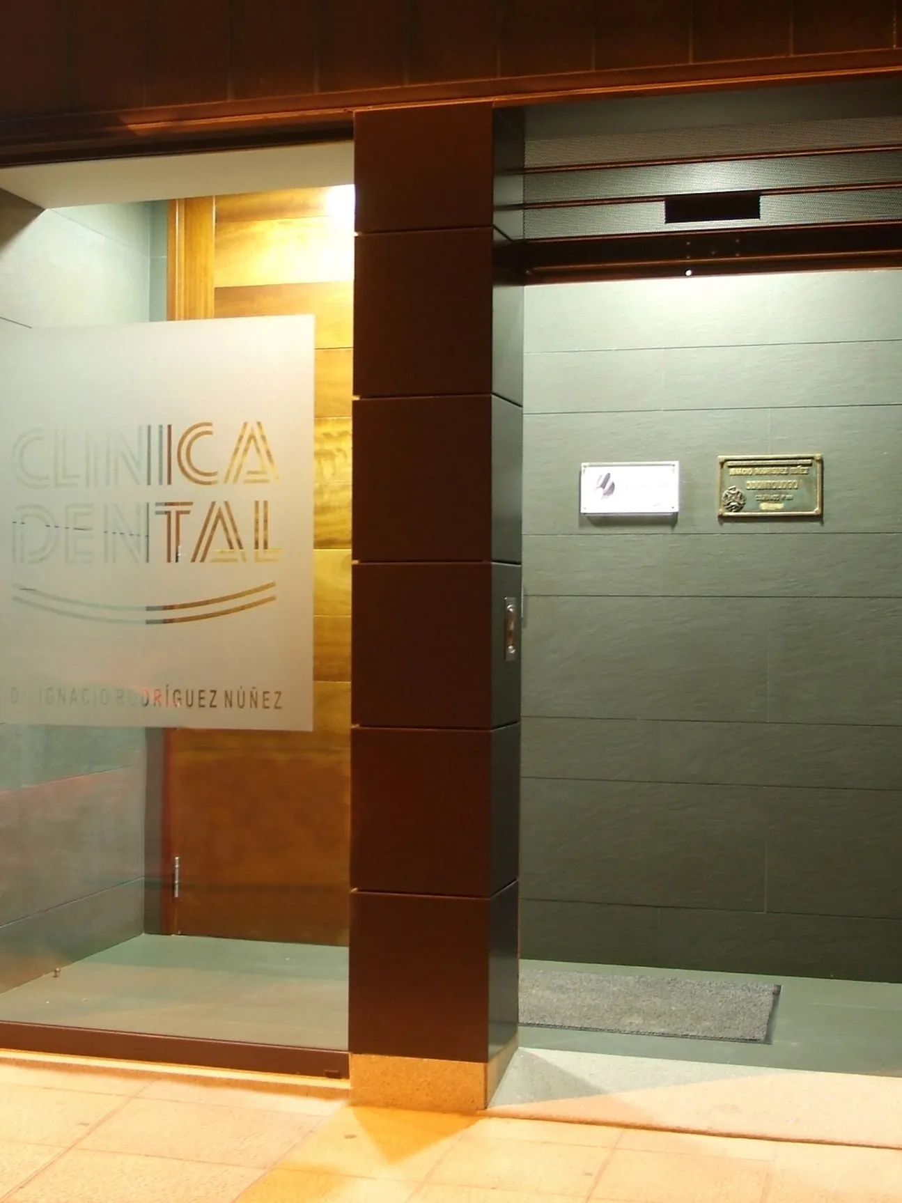 Fachada de la Clínica Dental Ignacio Rodríguez Núñez con su rótulo en Tomiño