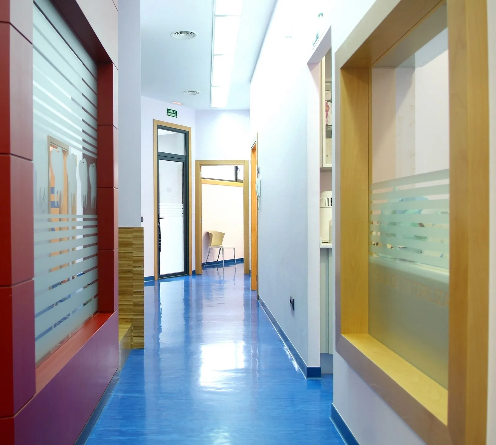 Pasillo y sala de esterilización de la Clínica Dental Ignacio Rodríguez Núñez